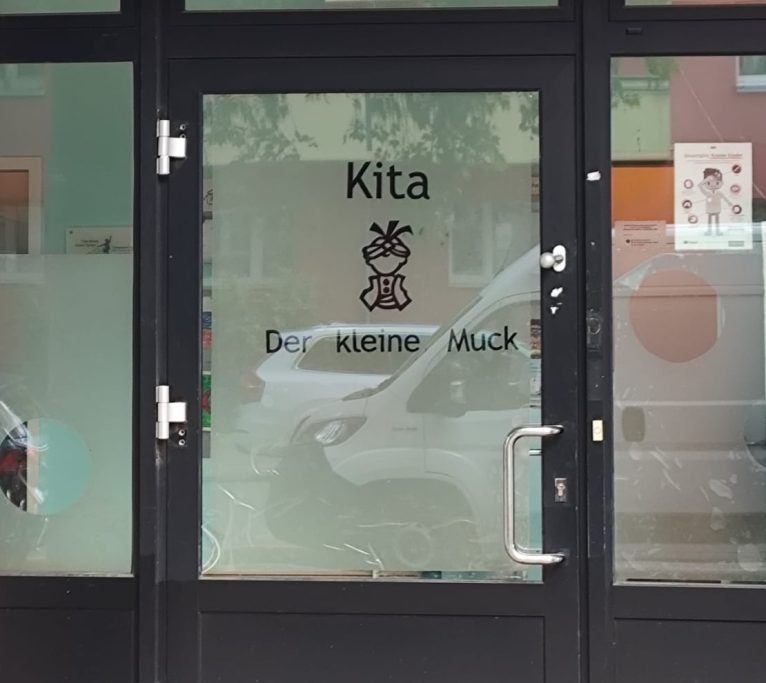 Eingangstür der Kita Der kleine Muck